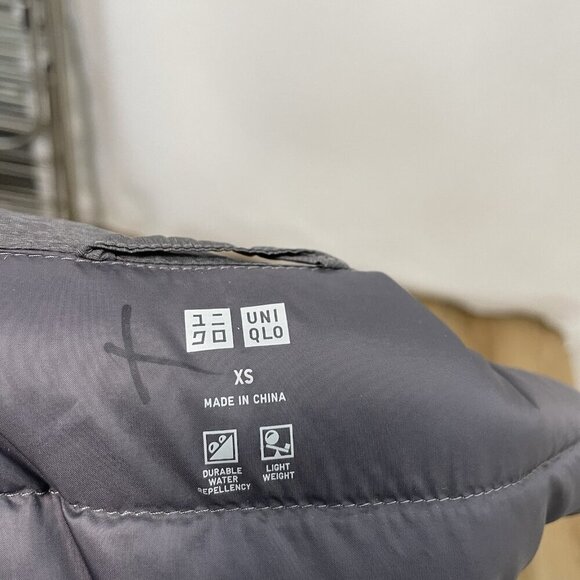 Uniqlo Quilted Down Vest Lightweight Full Zip Puffer Packable Gray size XS - Picture 5 of 6